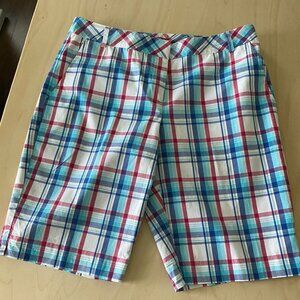 IZOD Ladies Short Size 6